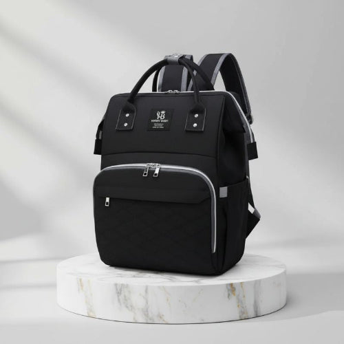 sac a langer noir sur un socle en marbre