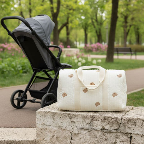 sac à langer sac a  dos sur un petit mur avec une poussette