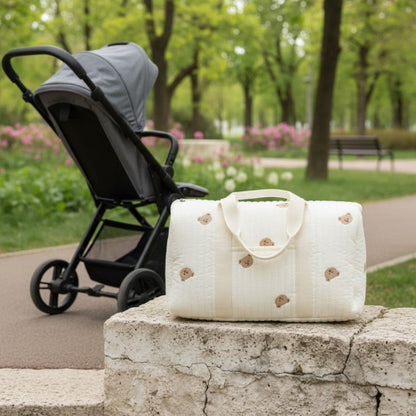 sac à langer sac a  dos sur un petit mur avec une poussette