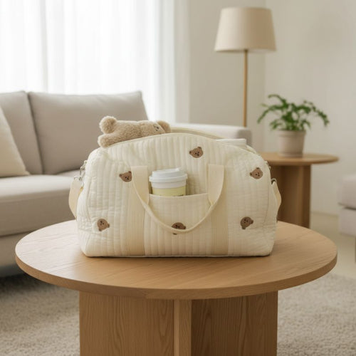 sac à langer sur une table basse de salon