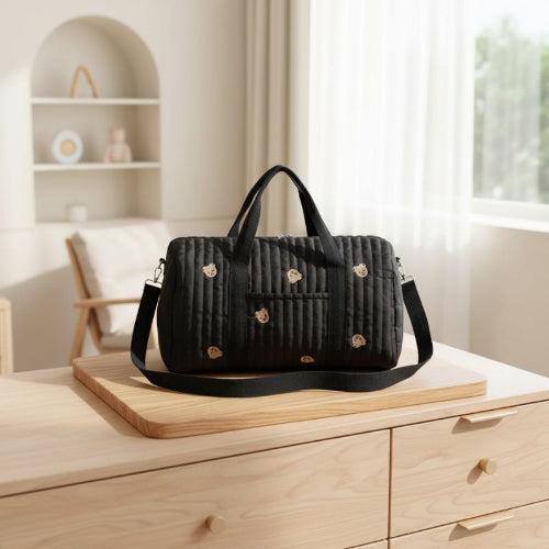 sac à langer motif ours sur une planche en bois