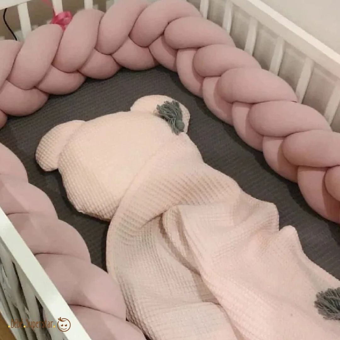 tresse de lit rose bébé - tour de lit tressé - pare choc de lit